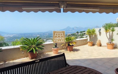 Beautiful and cozy apartment with panoramic views of the sea and the mountains.